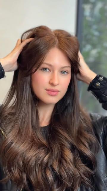 Clienta con cabello castaño largo en ondas