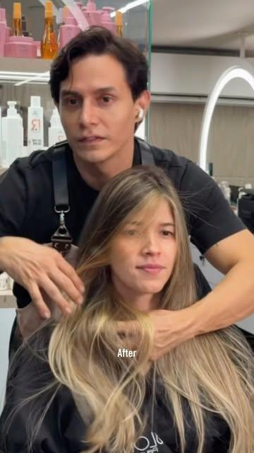 Estilista mostrando el balayage rubio de su clienta