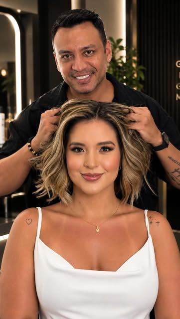 Clienta sonriente con melena corta rubia y su estilista
