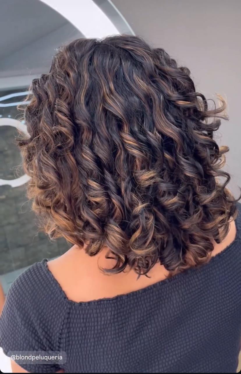 Rizos castaños con luces doradas, de espaldas